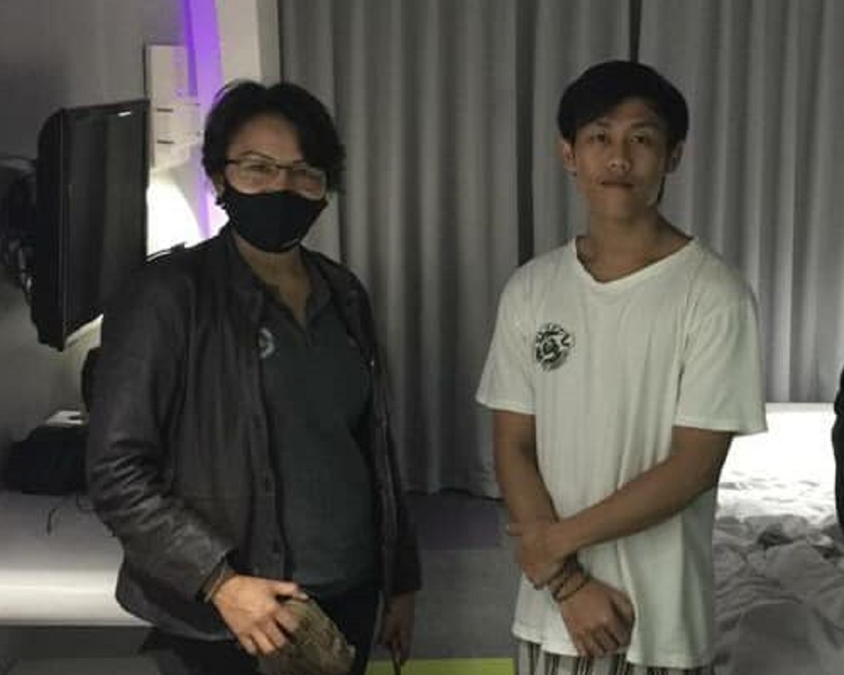 Gugus Tugas COVID-19 Bali Bantah Adanya Pemungutan Biaya Karantina PMI Bayu Maulana (kanan) bersama Dinar, relawan Kesatuan Pelaut Indonesia (KPI) Bali. ( Pemprov)