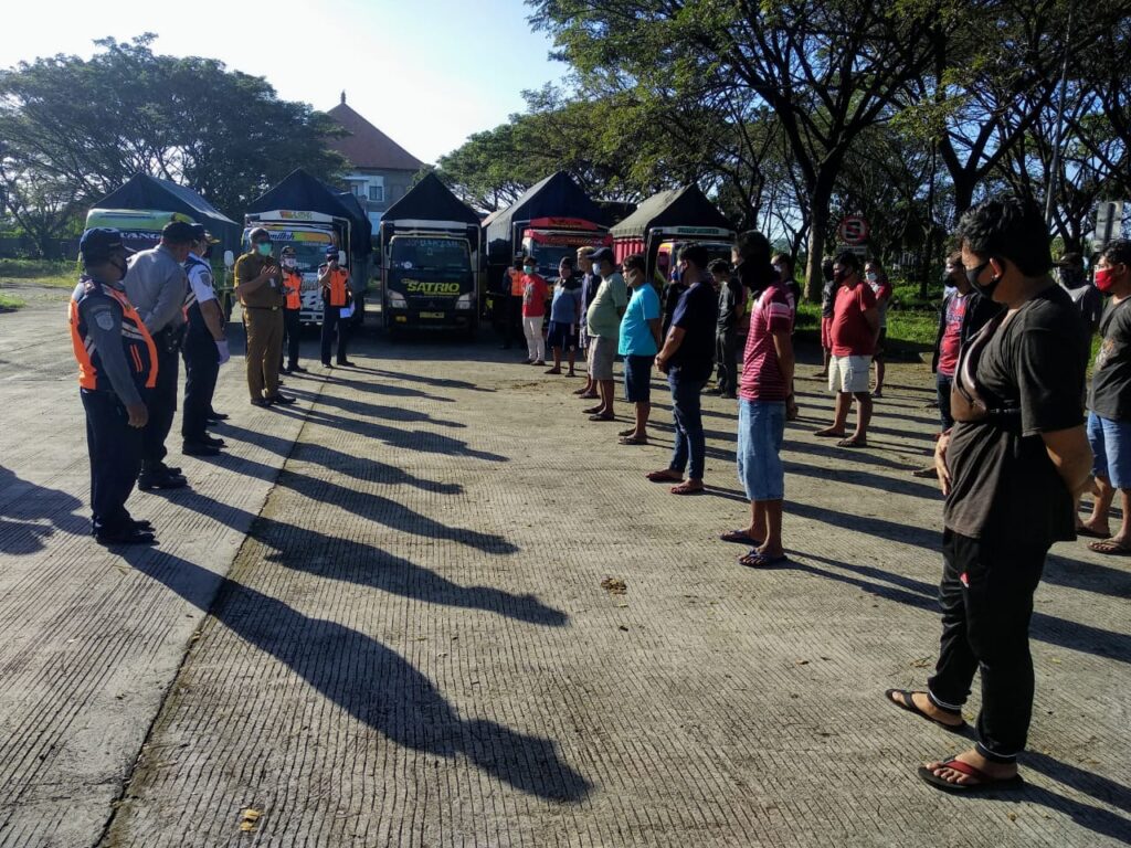 Tim Gabungan Satgas COVID-19 amankan 26 sopir asal luar bali yang lolos dari pelabuhan Ketapang-Gilimanuk tanpa membawa hasil rapid test negatif. (ist)