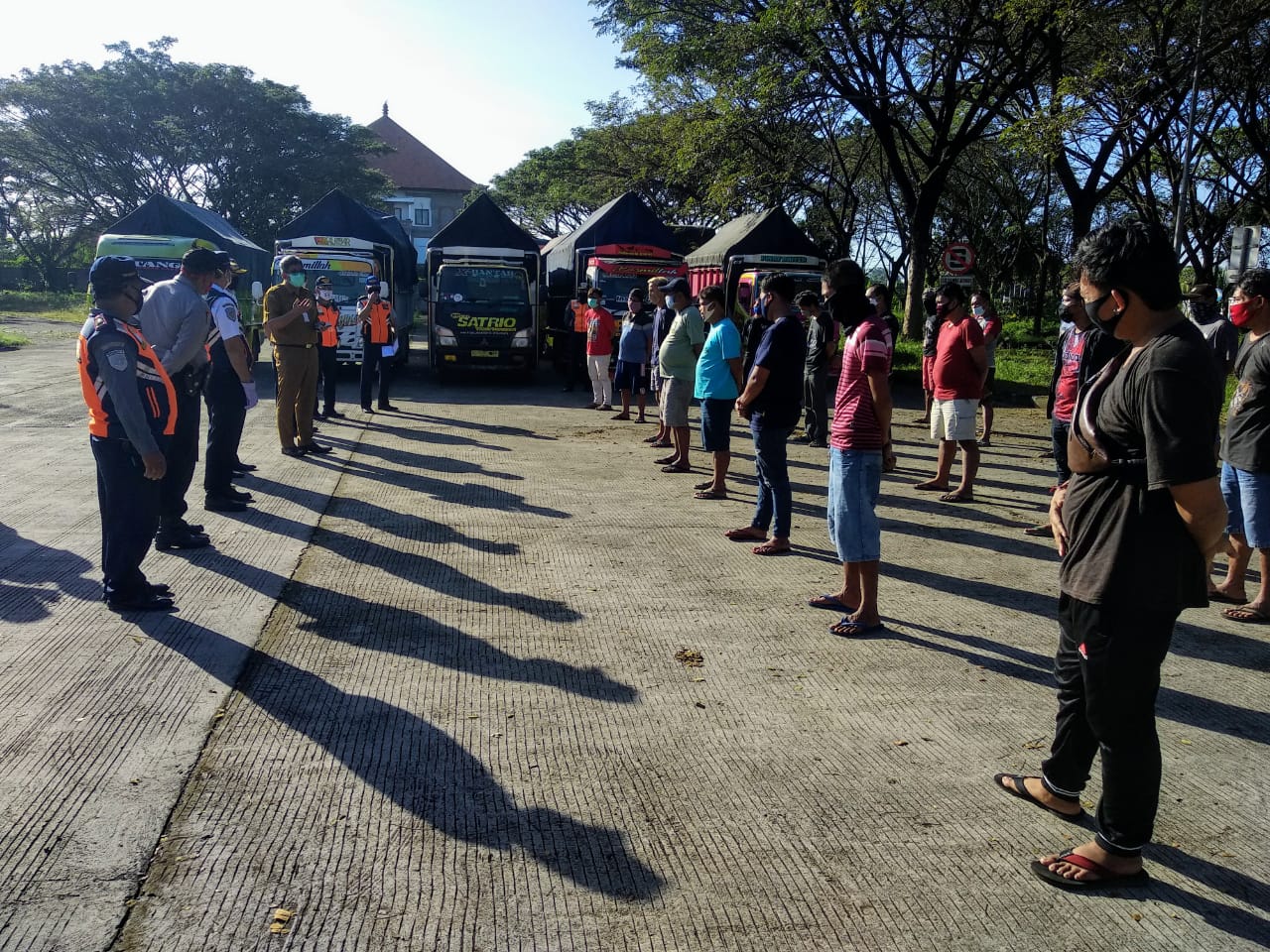 Tim Gabungan Satgas COVID-19 Amankan 26 Sopir Asal Luar Bali Tim Gabungan Satgas COVID-19 amankan 26 sopir asal luar bali yang lolos dari pelabuhan Ketapang-Gilimanuk tanpa membawa hasil rapid test negatif. (ist)