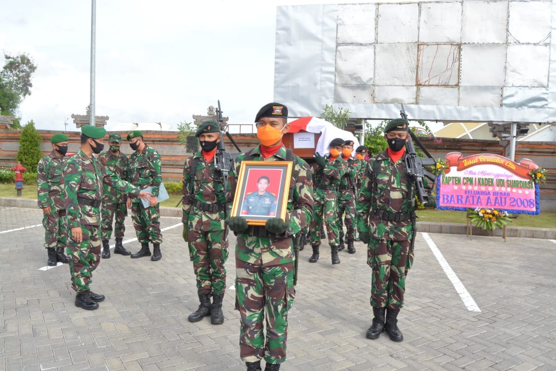 Jenazah Almarhum Kapten Cpn Kadek Udi Tiba di Bali, Pangdam Sambut Dengan Kehormatan Upacara Penyambutan Jenazah Almarhum di Base Ops Lanud I Gusti Ngurah Rai, pada Minggu (7/7). (Dok, Pendam IX/Udayana)