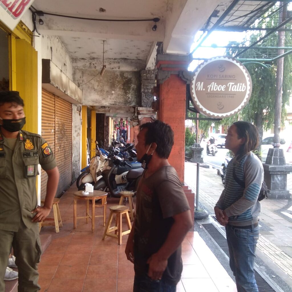 Satpol PP Kota Denpasar tertibkan dua pelaku pemalakan yang beraksi di sepanjang toko di Jalan Gajah Mada, Denpasar, Rabu (10/6). (ist)
