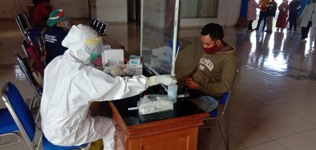 Seorang sopir travel asal Banyuwangi menjalani rapid test dan hasilnya menunjukan reaktif. (humas)