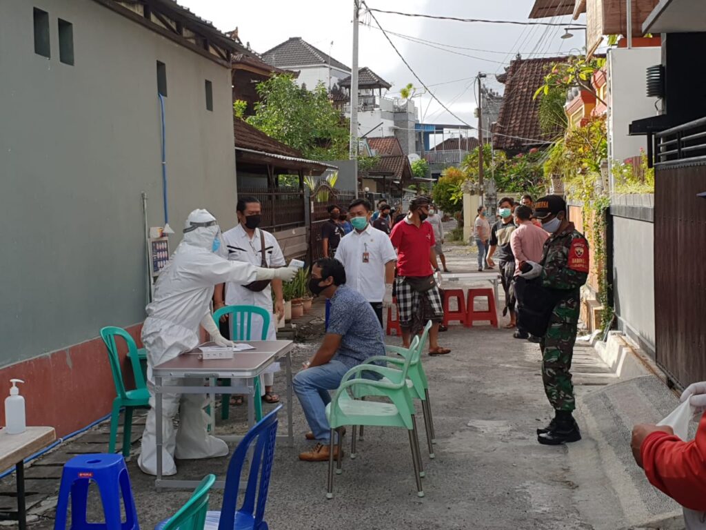 Warga Perumahan Pondok Galeria, Desa Padang Sambian Kelod, Denpasar, menjalani rapid test, Rabu (17/6). (ist)