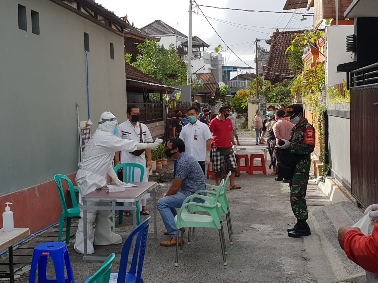 Sebanyak 80 Warga Perumahan Pondok Galeria Desa Padang Sambian Kelod di Rapid Test, Dua Orang Reaktif Warga Perumahan Pondok Galeria, Desa Padang Sambian Kelod, Denpasar, menjalani rapid test, Rabu (17/6). (ist)