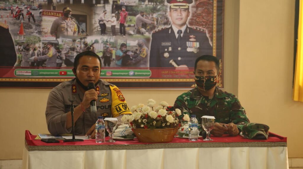 Kapolres Gianyar AKBP I Dewa Made Adnyana pimpin rapat dengan stakeholder dan pihak terkait di kawasan pariwisata Gianyar menuju periode New Normal. (ist)