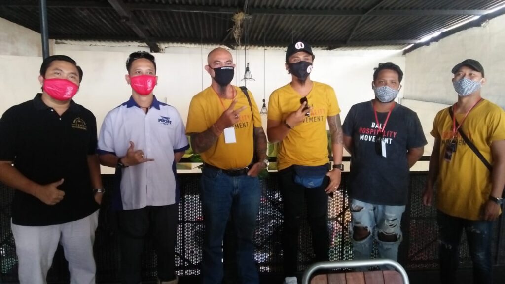 Bali Hospitality Movement Edisi V yang berlangsung Kamis (25/6), menyalurkan paket sembako kepada tenaga kerja di bidang food and beverage.