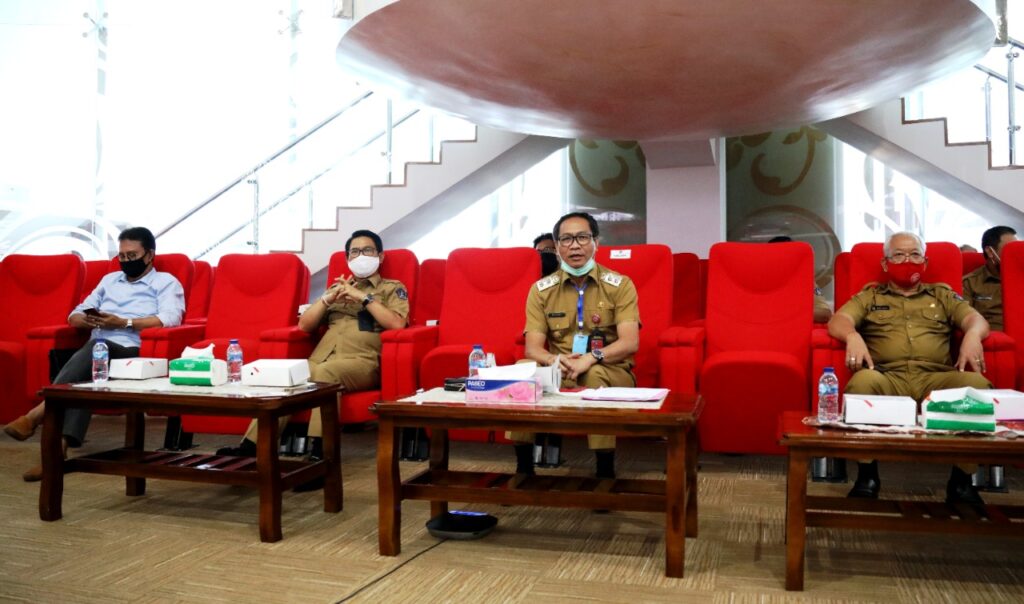 Wabup Suiasa disaat mengikuti rapat koordinasi via zoom meeting dalam upaya mitigasi serta upaya pemulihan pariwisata dengan mencanangkan program CSH dari Gedung Command Center Puspem Badung, Selasa (9/6). (ist)