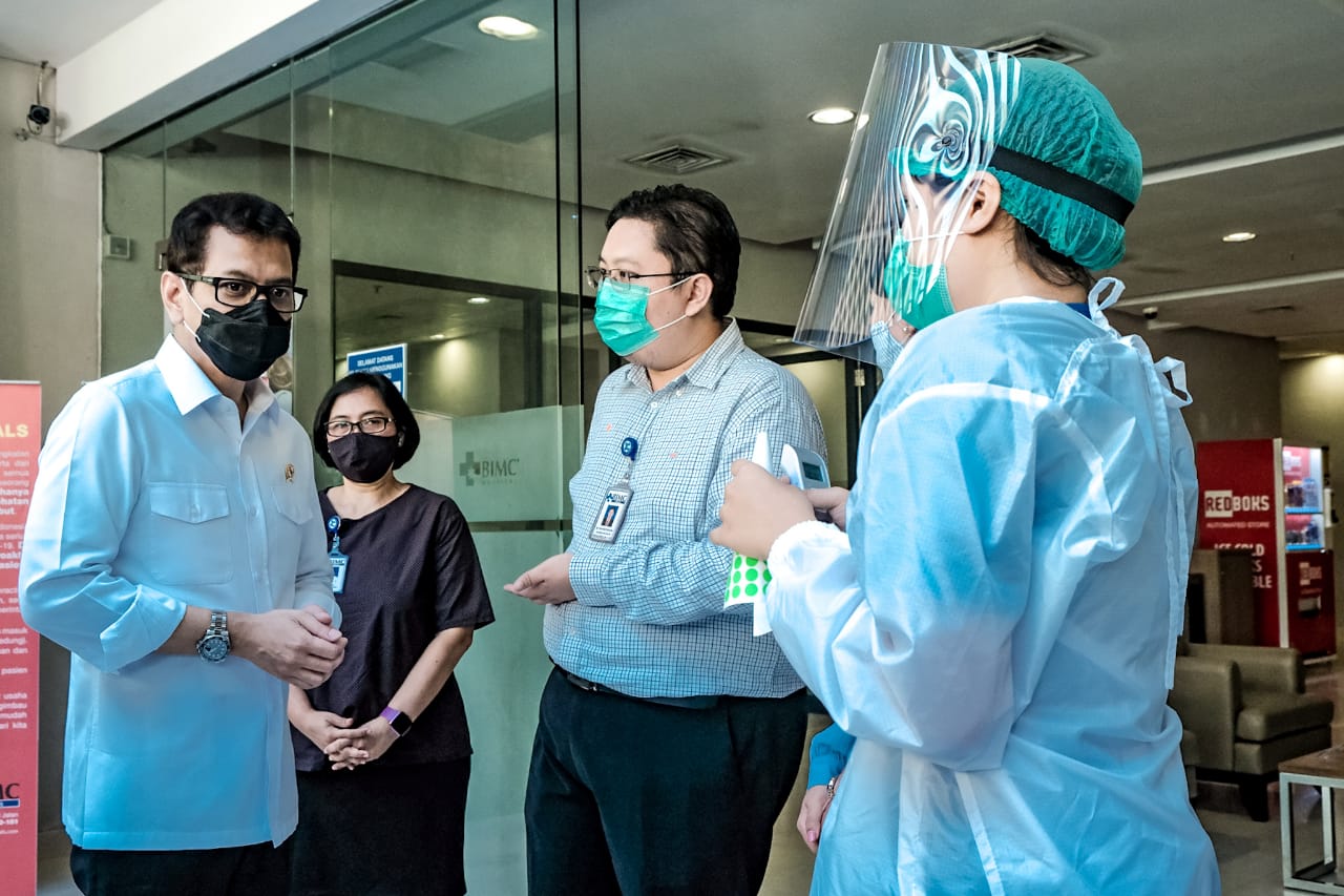 Menparekraf Tegaskan Tidak akan Tergesa-gesa Membuka Kembali Pariwisata Bali Menparekraf Wishnutama (kiri) saat meninjau kawasan ITDC Nusa Dua Bali, Selasa (16/6/2020). (ist)