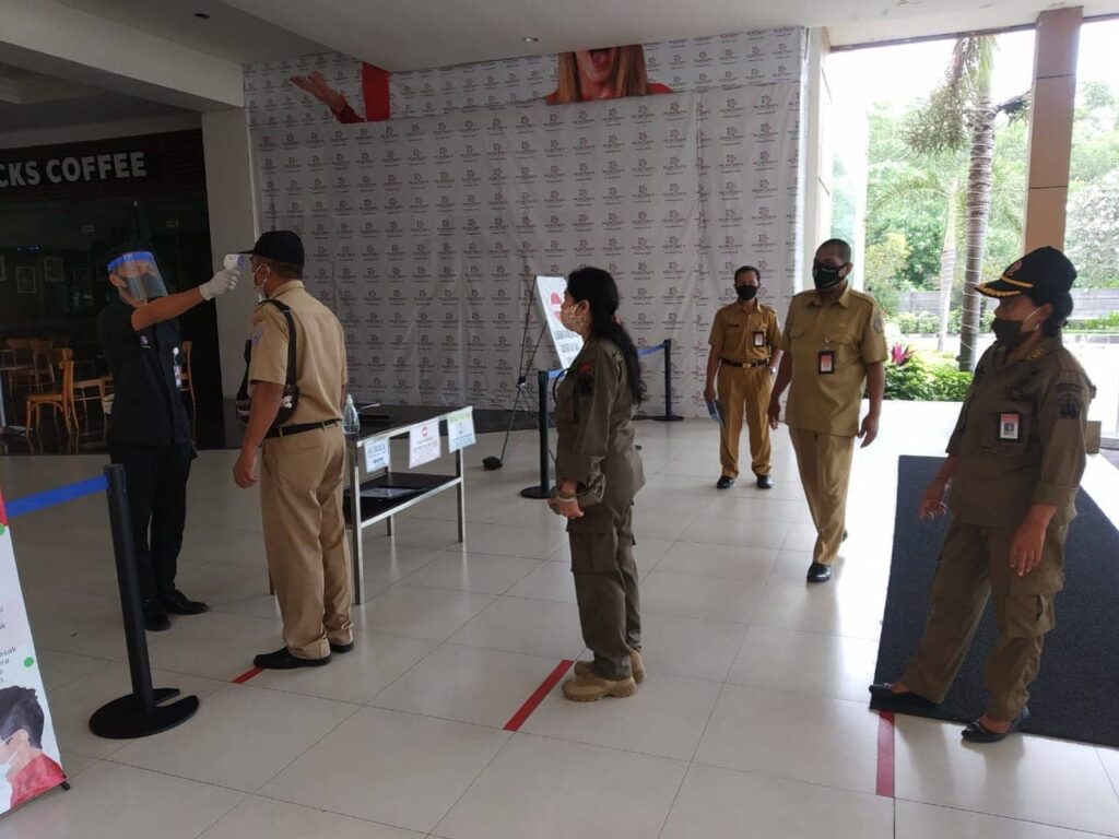 Satpol PP dan Disperindag Provinsi Bali menggiatkan sidak dan pembinaan yang menyasar ke pasar-pasar modern / mall guna cegah klaster baru penyebaran COVID-19. (fb/Dok. Pemprov Bali)