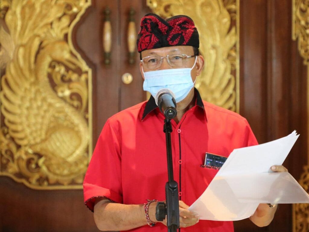 Gubernur Koster saat pengumuman penerbitan tiga pergub untuk Ajegkan Adat, Budaya dan Alam Bali, Jumat (10/7). (fb/Pemprov)