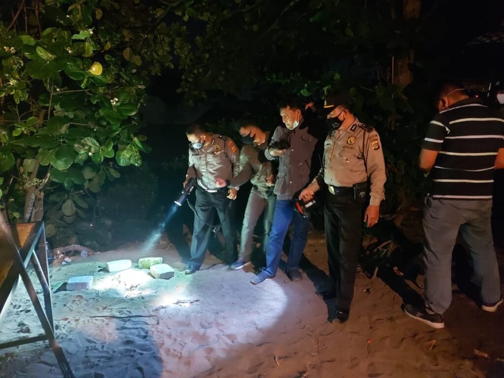 Penemuan tengkorak dan tulang manusia di dekat Pura Bias Aud, Kerobokan Kelod, Kuta Utara, Badung, Sabtu (4/7).