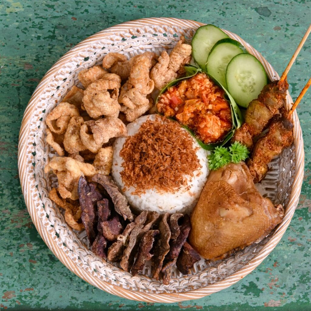 Paket nasi putih, kulit ayam, paru, dan sambal di NasDap.