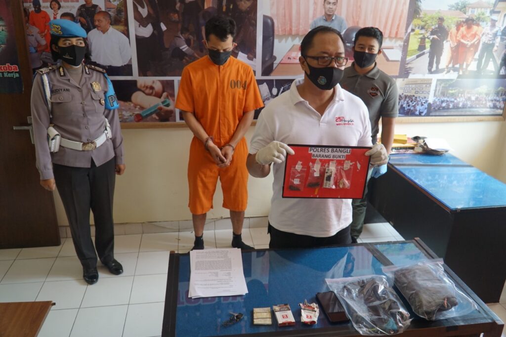 Satuan Reserse Narkoba Polres Bangli menangkap MS, seorang residivis kasus narkoba. MS mengambil paketan narkotika di Jalan Merdeka, Desa Taman Bali pada Selasa (21/7) lalu. (ist)