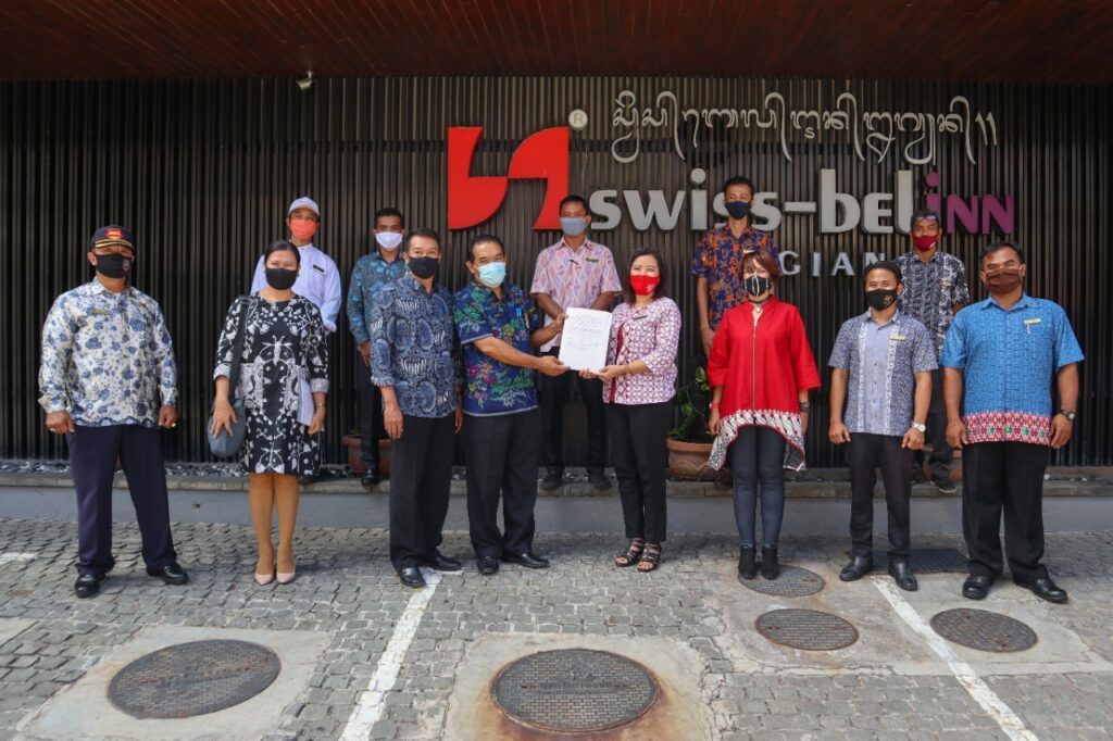 Swiss-Belinn Legian menerima sertifikat tatanan kehidupan era normal baru, Jumat (24/7). (ist)
