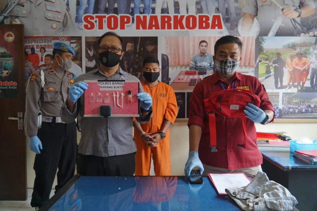 Satuan Reserse Narkoba Polres Bangli menangkap pelaku penyalahgunaan narkoba IGP (25) yang berprofesi sebagai sopir truk galian C, Jumat (24/7). (ist)