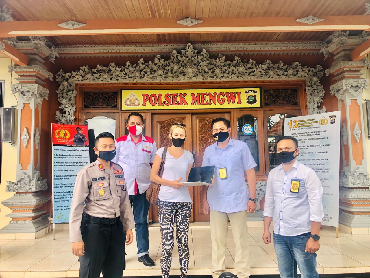 Residivis Spesialis Pembobol Vila Ditembak karena Melawan saat Ditangkap Petugas POlsek Mengwi menyerahkan barang bukti Macbook kepada korban Katarina Radovic. (ist)
