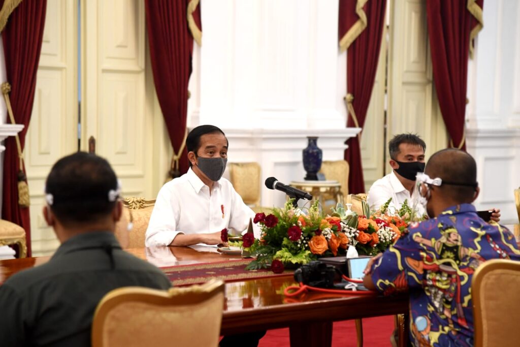 Presiden Joko Widodo berbincang dengan wartawan di Istana Merdeka, Jakarta, pada Senin, 13 Juli 2020. (fb/BPMI Setpres/Rusman(