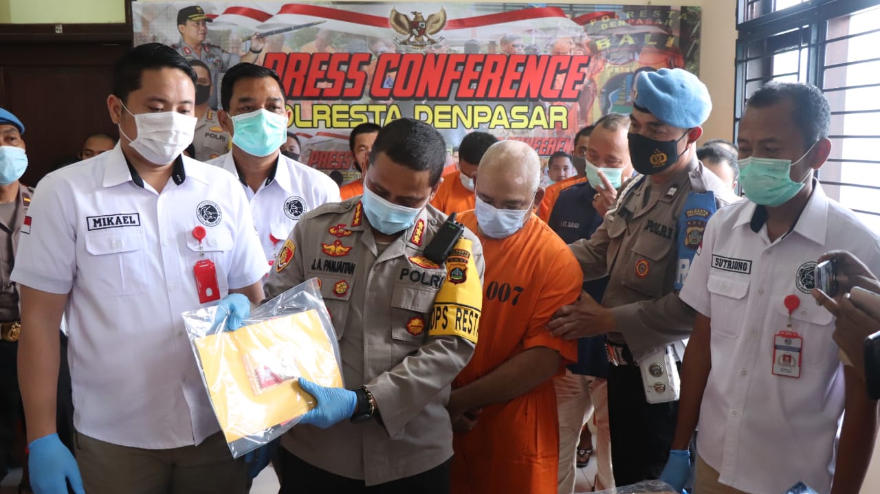 Simpan Sabu, Mantan Dosen Diamankan SatRes Narkoba Polresta Denpasar Pengungkapan kasus kepemilikan narkoba oleh seorang mantan dosen di Polresta Denpasar, Kamis (15/10). (ist)