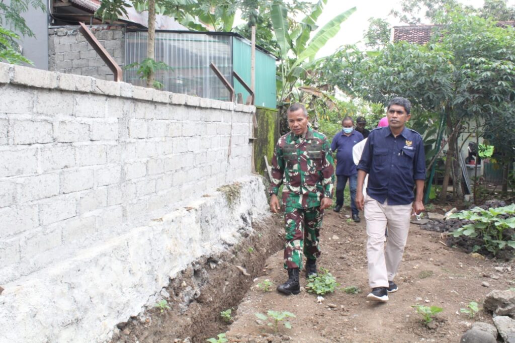 Danrindam IX Udayana Kolonel Inf. Joao Xavier Barreto Nunes (kiri) menemani Kepala Ombudsman RI Perwakilan Bali Umar Ibnu Alkhatab melihat kondisi Asrama Rindam IX Udayana di Tabanan.