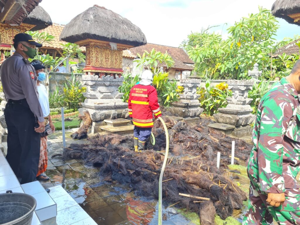 Kebarakaran pelinggih merajan di Banjar Culag Calig, Mengwi, Badung, pada hari Kamis, (10/12). (ist)