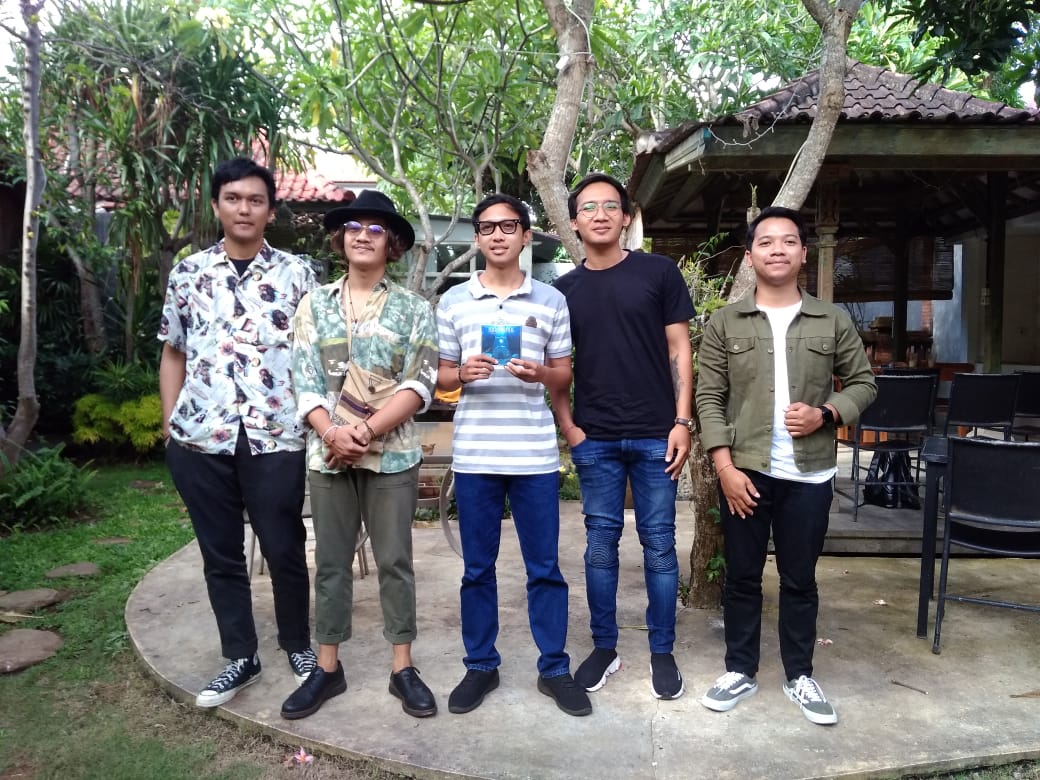 Luncurkan Album “Lampaui Batasmu”, HarmoniA Ajak Pendengar untuk Tidak Berpuas Diri dan Terus Berkarya (Kiri ke kanan): Tude Yos (bassist), Wahyu Katak (kajon/drummer & vokalis), Dika AW (manager), Dewa Krisna (vokalis & gitaris), dan Dodit Budi Raditya (lead guitar). (fb)
