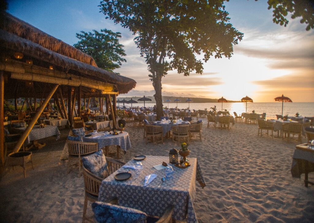 Menikmati sunset di Nelayan Restaurant, Belmond Jimbaran Puri.