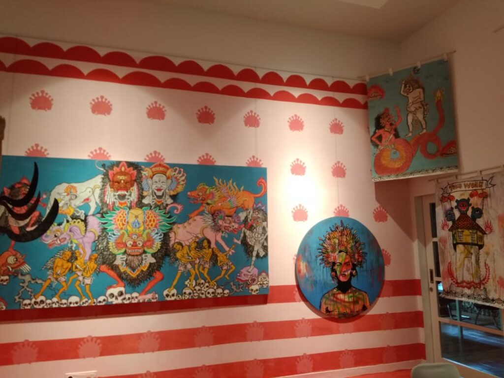 Beberapa lukisan di pameran Seni "Sip Setiap Saat' di Santrian Gallery, Sanur.