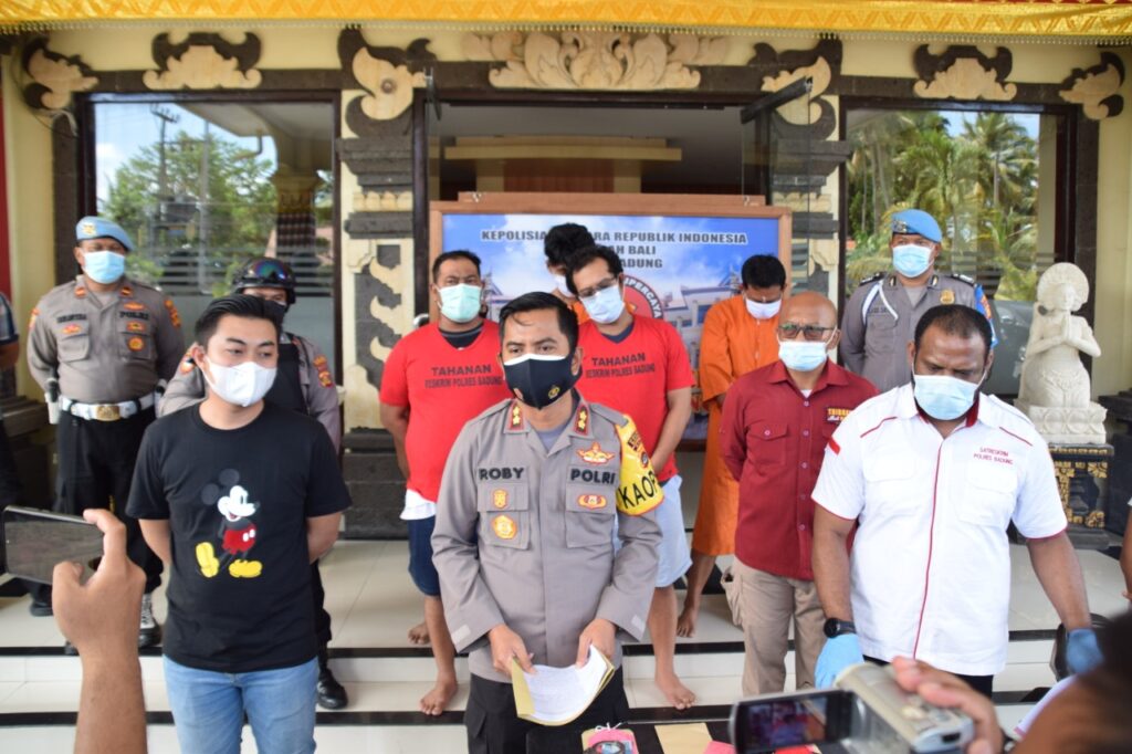 Press Conference Polres Badung terkait pengungkapan tindak kejahatan judi sabung ayam, penipuan, dan pencurian traktor, Senin (28/12). (ist)