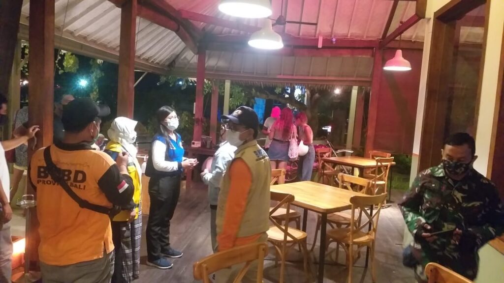 Satgas Enforce Kerumunan Kodim 1611/Badung menggelar patroli ke beberapa tempat di seputaran Kuta, Selasa (29/12).