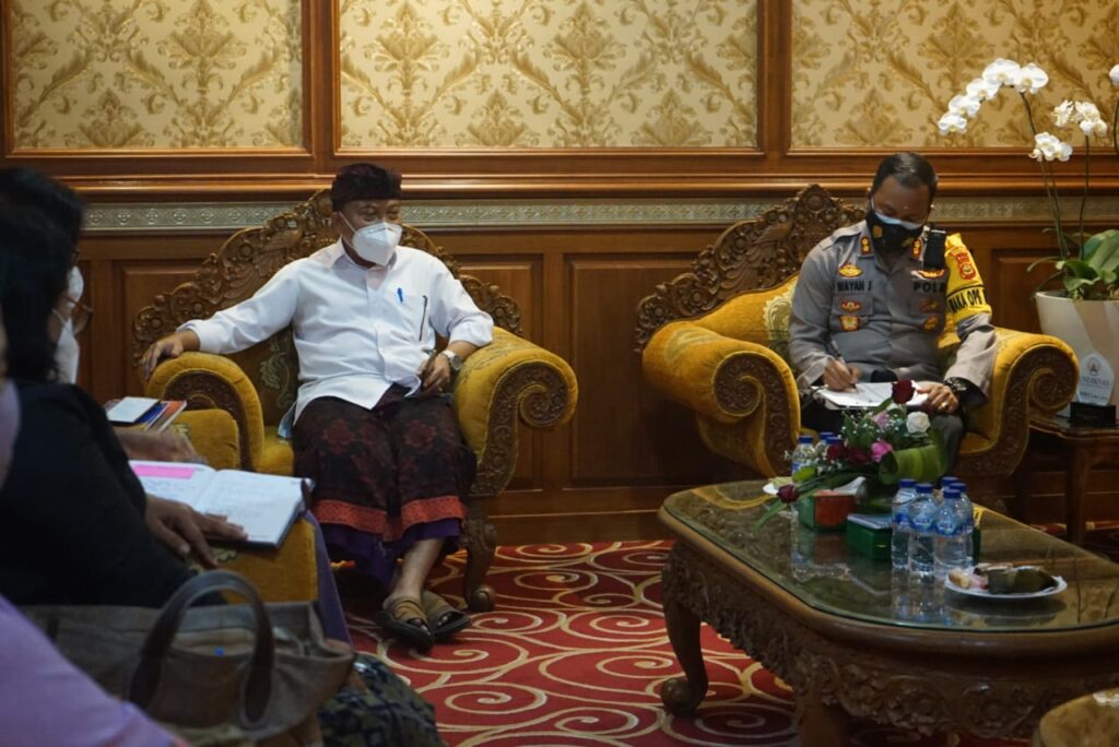 Rapat untuk menindaklanjuti instruksi Mendagri terkait pemberlakuan PSBB di Denpasar di kantor Walikota Denpasar, Kamis (7/1). (ist)