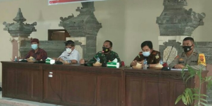 Dandim Jembrana Gerah Ada Oknum Lakukan Salam Tempel di Gilimanuk Rapat Koordinasi Satgas Penanganan Covid-19 di Jembrana, Kamis (07/01). (ist)