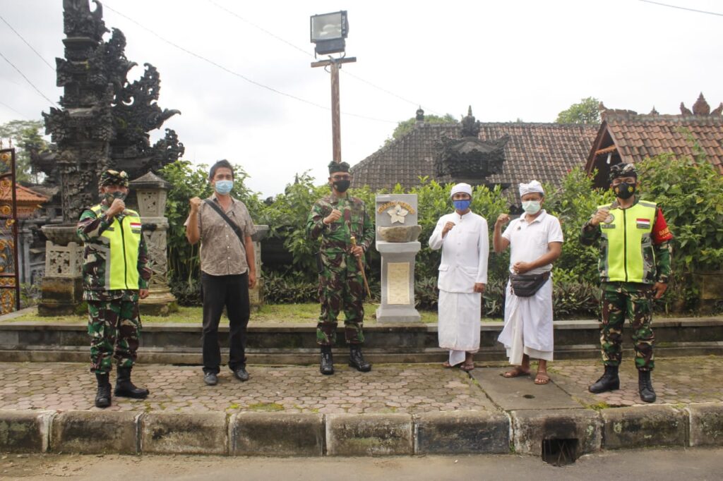 Dandim Bangli Serahkan Wastafel di Pura Kehen