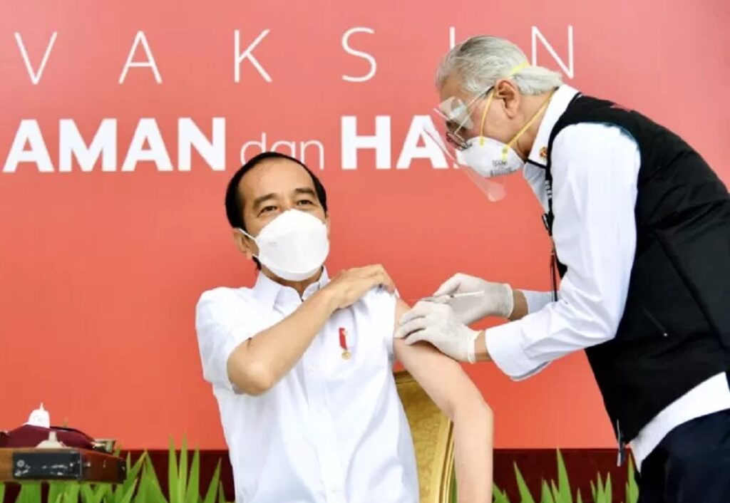 Presiden Joko Widodo menjadi orang pertama yang menerima vaksin dalam program vaksinasi massal secara gratis di Indonesia, Rabu, 13 Januari 2021, di Istana Merdeka, Jakarta. Vaksinasi tersebut menjadi titik awal pelaksanaan vaksinasi nasional di Indonesia sebagai salah satu upaya penanganan pandemi Covid-19. (BPMI Setpres)
