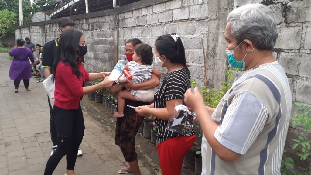 Exquisite Media Bagikan Ratusan Paket Sembako ke Warga Kurang Mampu.Exquisite Media Bagikan Ratusan Paket Sembako ke Warga Kurang Mampu.