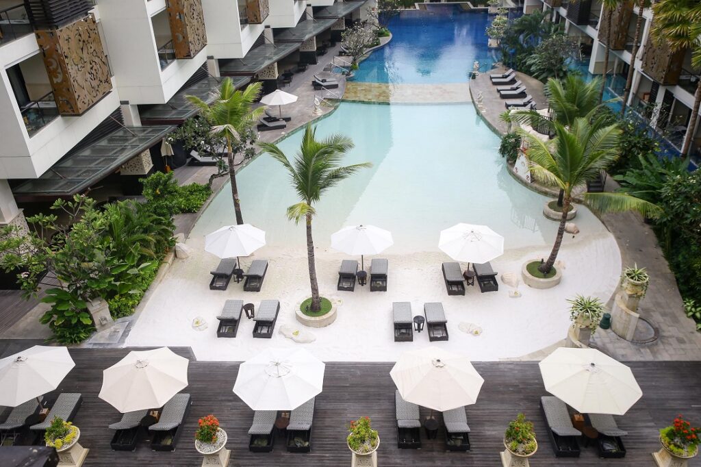 Kolam renang berpasir pantai putih di The Trans Resort Bali. (ist)