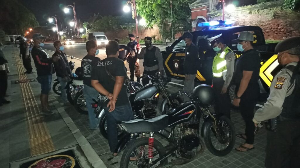 Polsek Gianyar Amankan Sembilan Sepeda Motor Knalpot Racing dan Tanpa Surat Kelengkapan. (ist)