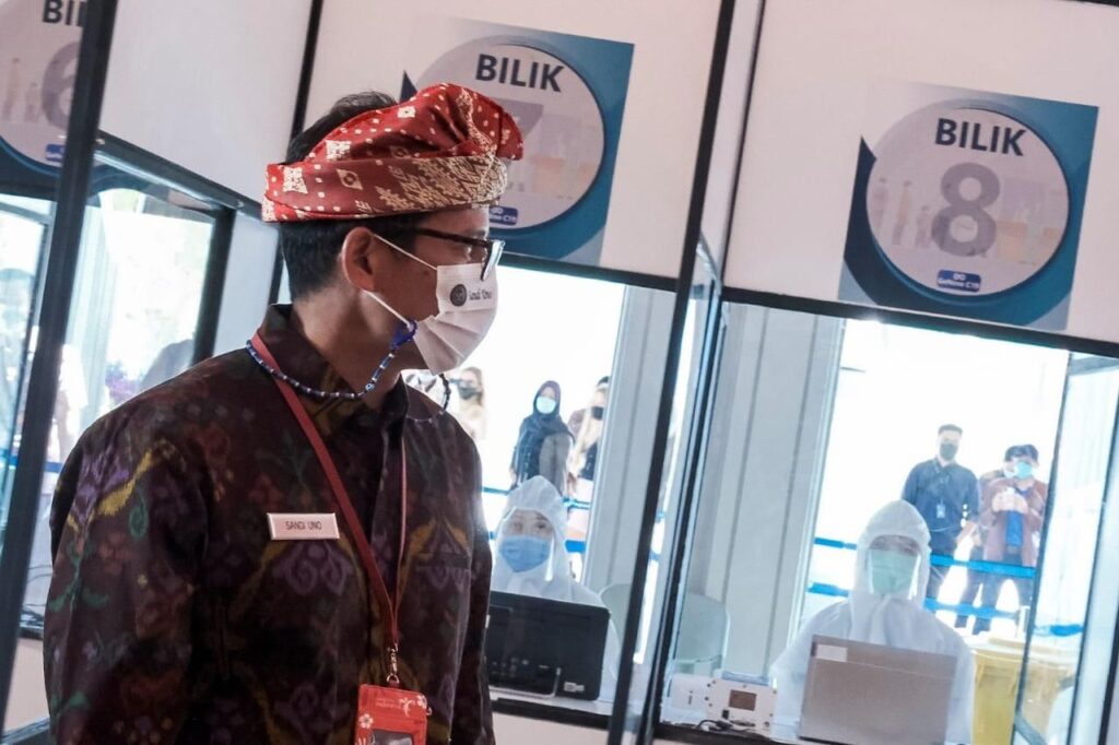Sandiaga Salahuddin Uno meninjau kesiapan penggunaan alat detensi COVID-19; Genose di terminal keberangkatan Bandara Internasional I Gusti Ngurah Rai, Bali, Jumat (9/4/2021). (ist)