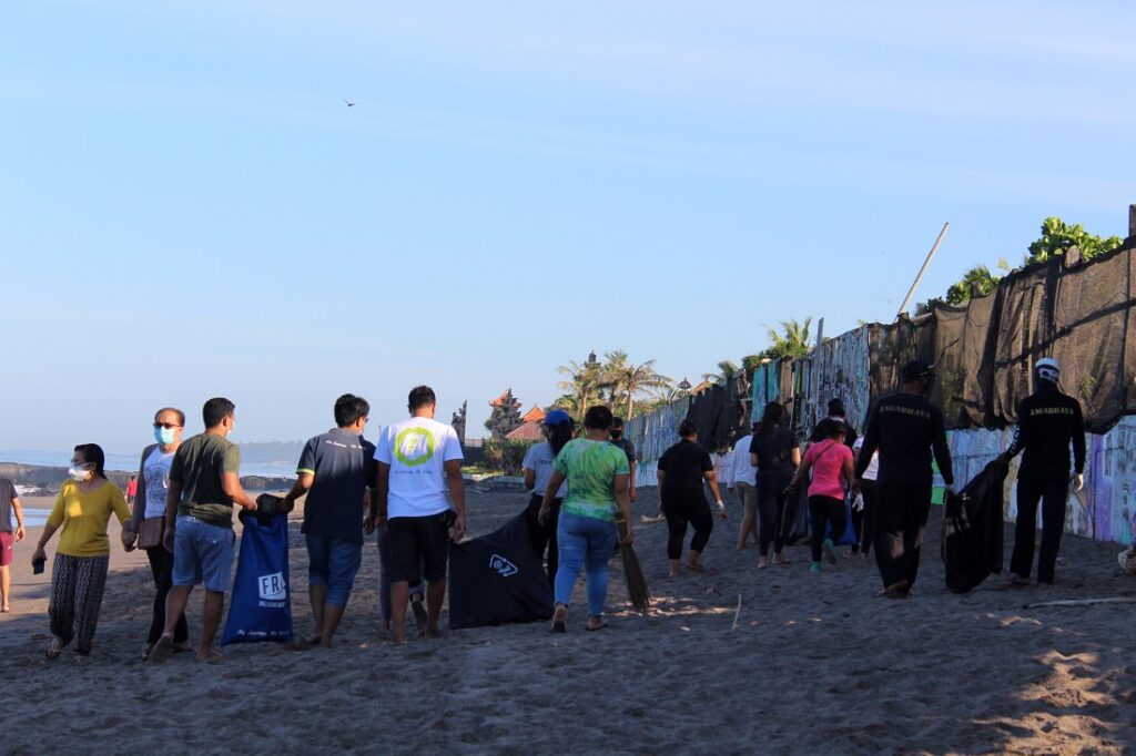 Desa Adat Canggu bersama FRii Bali Echo Beach dan beberapa hotel yang ada di Canggu menggelar Aksi Bersih Pantai di Pantai Batu Bolong Canggu, Sabtu (8/5/2021). (ist)