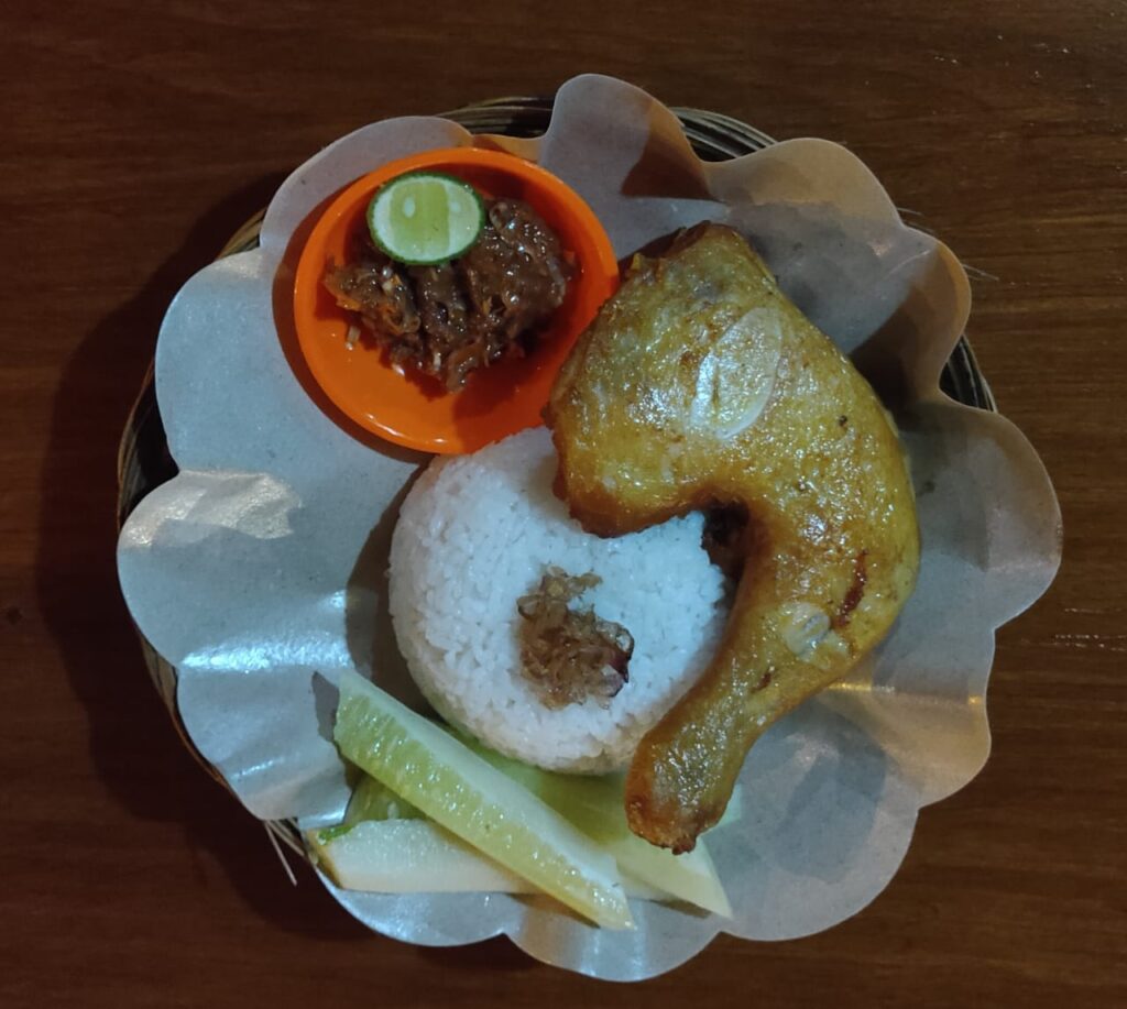 Ayam goreng dengan Sambal Awag di 87 Grilled House.