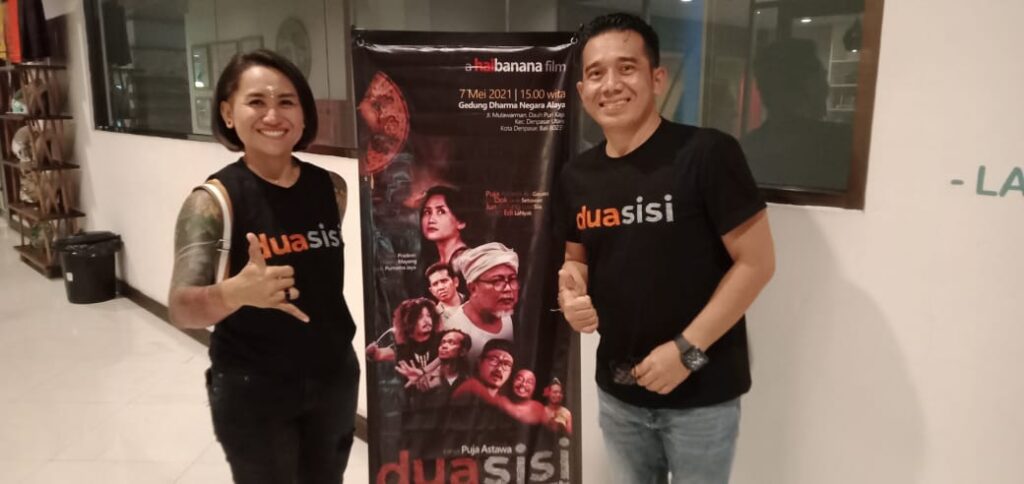 Puja Astawa (kanan) selaku sutradara film Dua Sisi dan Dewi Pradewi penulis buku “Tatto Perempuan Bali”. (ist)