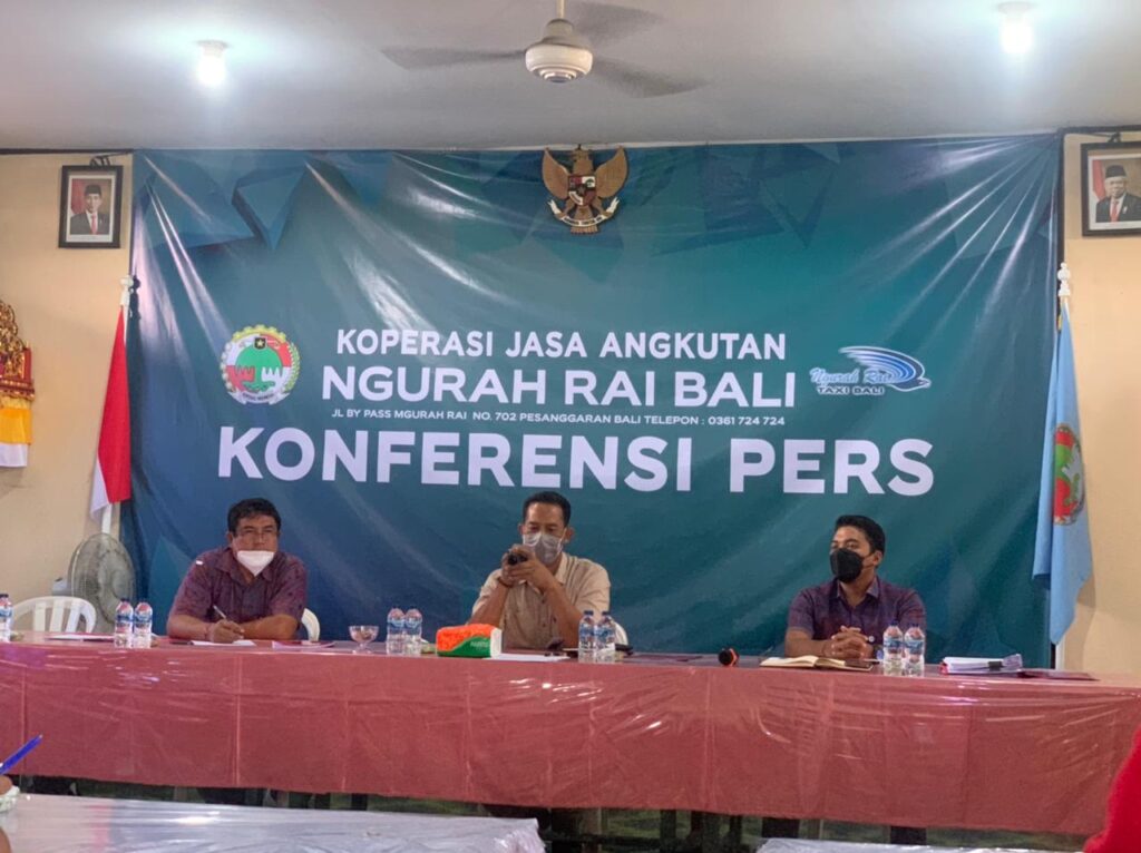 Jumpa pers terkait kisruh kontrak kerjasama Koperasi Taxi Ngurah Rai dengan Angkasa Pura I, Senin (17/5). (fokusbali)