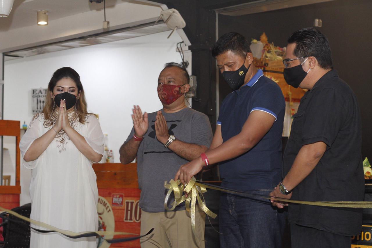 BBQ Sultan Buka Outlet di Pojok Sudirman, Sajikan Kuliner dengan Bahan Premium dengan Harga Kaki Lima (Dari kiri): Caroline Sandriany (President Direktur Premier Hospitality Asia Group), Kakesdam IX/Udayana Kolonel Ckm dr I Made Mardika, SpPD, MARS, FINASIM, Dandim 1611/Badung Kolonel Inf I Made Alit Yudana, dan Gunawan Rahardjo (Komisaris Premier Hospitality Asia Group) meresmikan dibukanya BBQ Sultan, Rabu (26/5). (ist)
