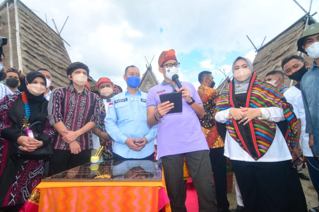 Hal ini disampaikan Sandiaga Uno dalam kunjungan ke Desa Wisata Maria, Kecamatan Wawo, Kabupaten Bima, NTB, Minggu (13/6/2021l, usai mengunjungi situs bersejarah yang masih lestari hingga kini yakni Uma Lengge.