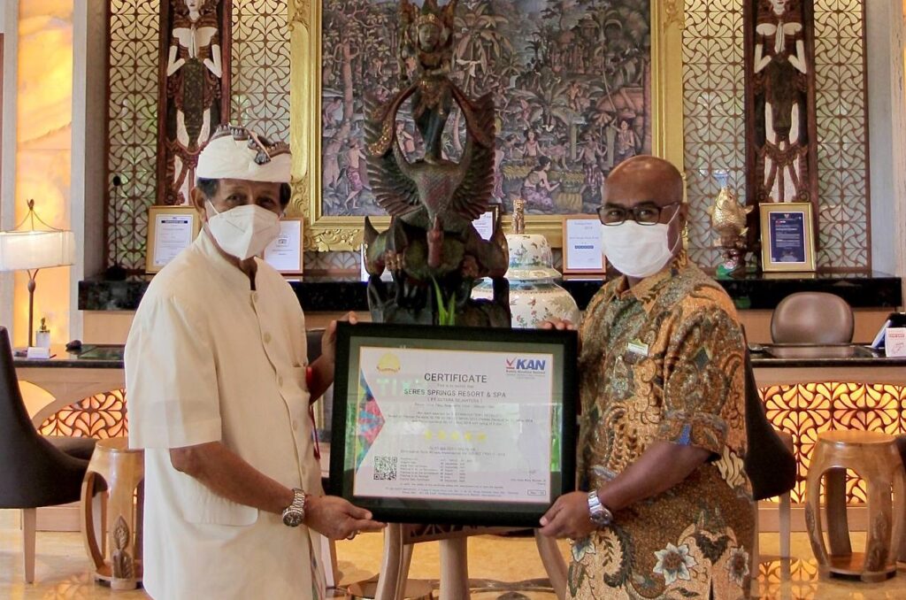 Penyerahan Sertifikat Hotel Bintang Lima oleh Putu Tirta Yasa (kiri) Auditor LSUP PT QIS Certi Indonesia, kepada I Nyoman Prabawa, Director of Operations & General Manager SereS Springs Resort & Spa Singakerta,