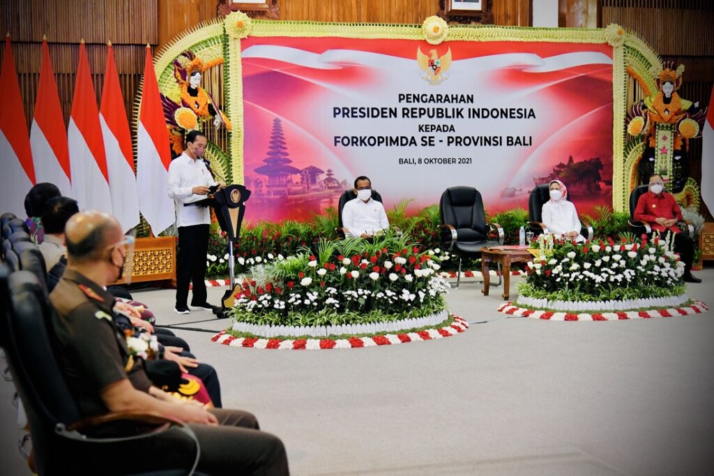 Presiden Joko Widodo ketika memberikan pengarahan kepada Forum Koordinasi Pimpinan Daerah (Forkopimda) se-Provinsi Bali di Kantor Gubernur Bali, Kota Denpasar, pada Jumat (8/10/2021). (BPMI Setpres/Laily RE)