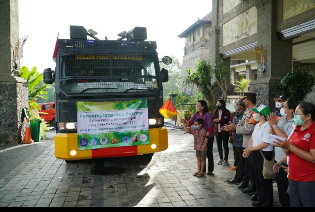Penyemprotan Eco Enzyme Digelar di Kecamatan Denpasar Utara