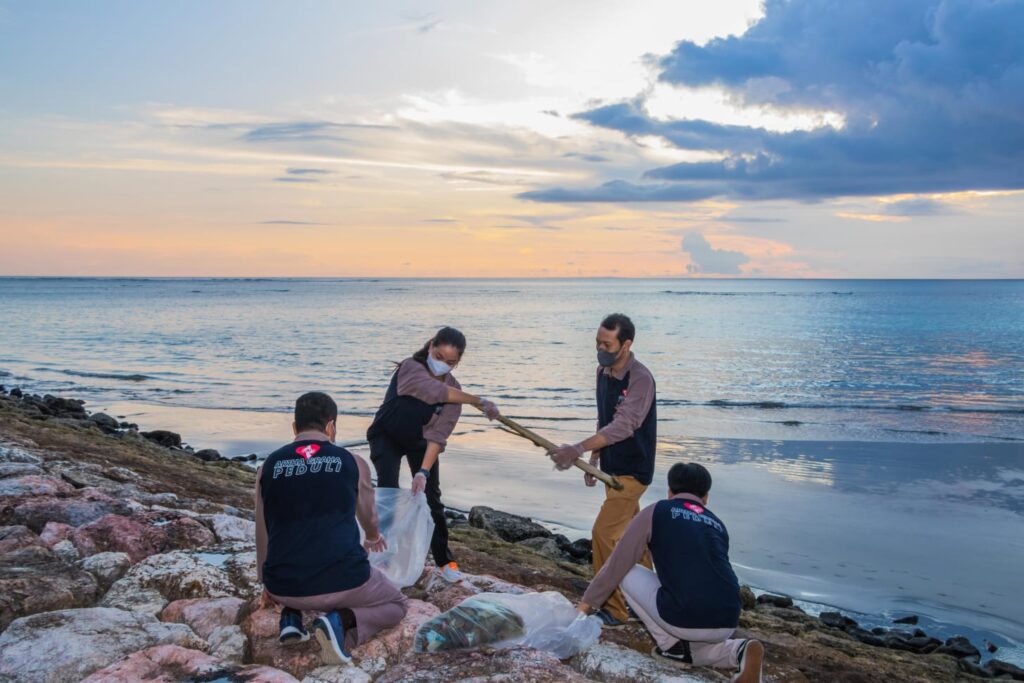 Discovery Kartika Plaza Hotel Gelar Aksi Bersih Pantai Kuta