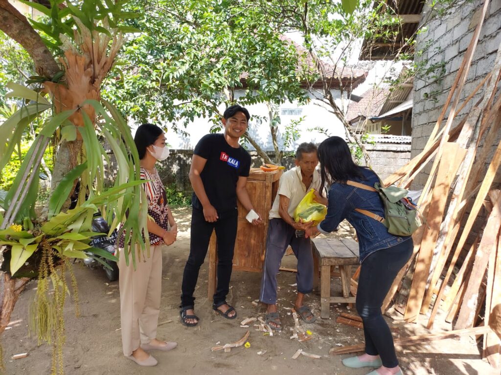 Peradah Bangli Salurkan Paket Sembako dalam Program “Ngejot #7”,