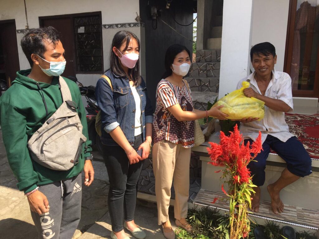 Peradah Bangli Salurkan Paket Sembako dalam Program “Ngejot #7”,