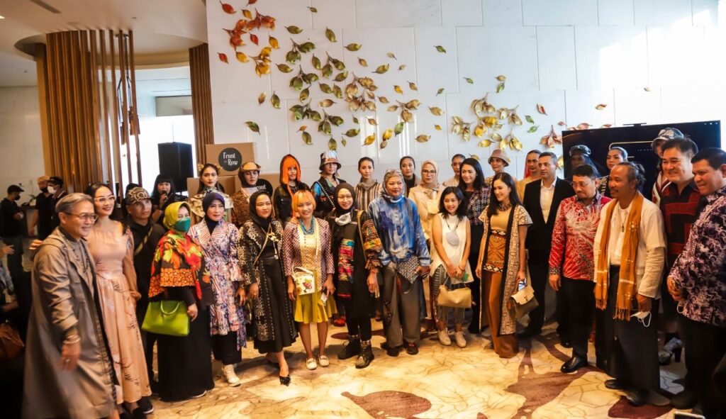 VIVA Cosmetics Resmi Jadi Penata Rias dan Rambut Front Row Paris 2022